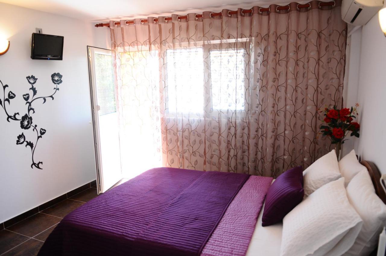 Vila Floarea Etiquette كوستِنيست المظهر الخارجي الصورة